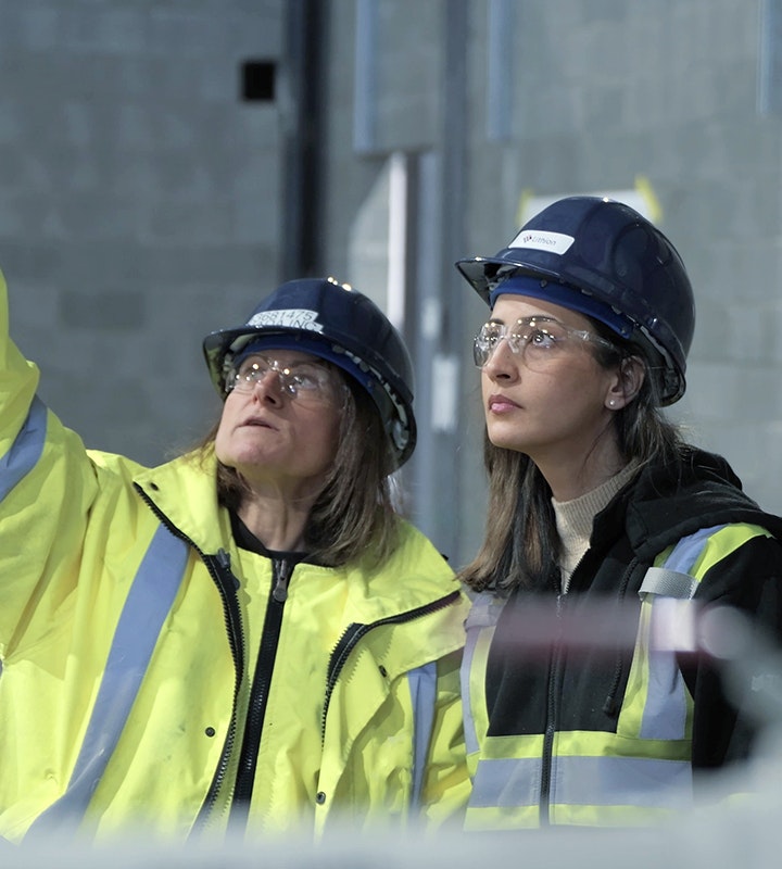 deux femmes dans usine